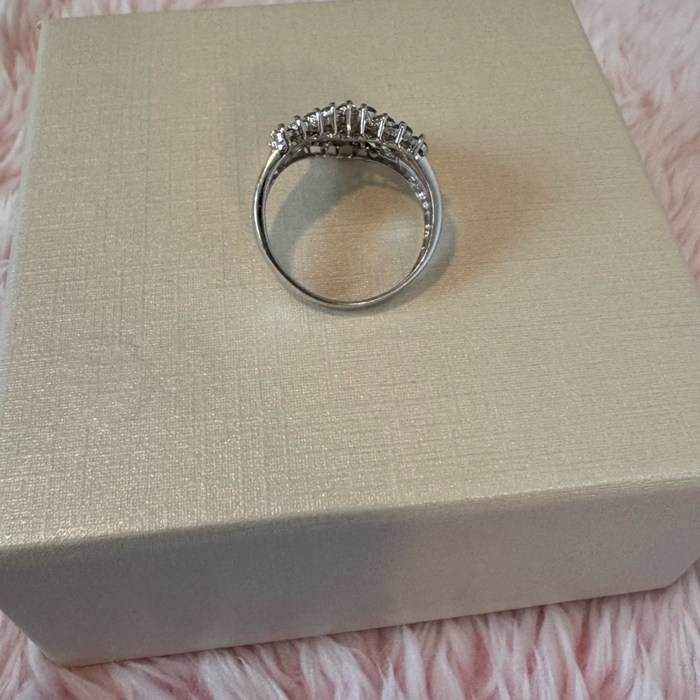 V-Ring 1 Carat Clustered NATURAL DIAMOND in Platinum 900 Setting 5 grams - Picture 4 of 5